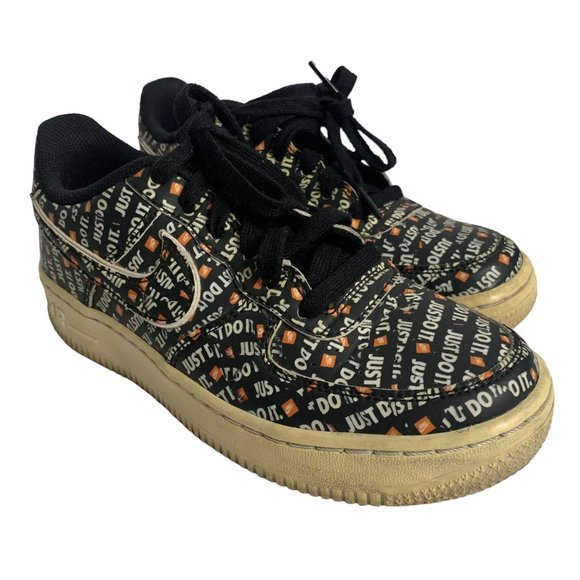 Nike Air Force 1 Low Top Shoes JUST DO IT Swoosh Black Size 5Y AO3977-001 - Picture 1 of 9